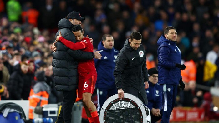 LIVERPOOL, ENGLAND - FEBRUARY 23: Thiago Alcantara of Liverpool embraces Juergen Klopp, Manager of Liverpool as he is substituted during the Premier League match between Liverpool and Leeds United at Anfield on February 23, 2022 in Liverpool, England. (Photo by Clive Brunskill/Getty Images)