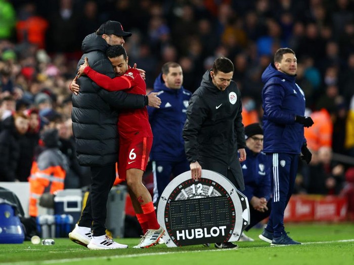 LIVERPOOL, ENGLAND - FEBRUARY 23: Thiago Alcantara of Liverpool embraces Juergen Klopp, Manager of Liverpool as he is substituted during the Premier League match between Liverpool and Leeds United at Anfield on February 23, 2022 in Liverpool, England. (Photo by Clive Brunskill/Getty Images)