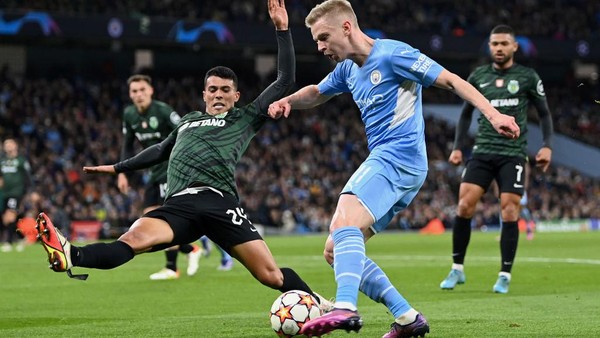 MANCHESTER, ENGLAND - MARCH 09: Oleksandr Zinchenko of Manchester City battles for possession with Pedro Porro of Sporting CP during the UEFA Champions League Round Of Sixteen Leg Two match between Manchester City and Sporting CP at City of Manchester Stadium on March 09, 2022 in Manchester, England. (Photo by Shaun Botterill/Getty Images)
