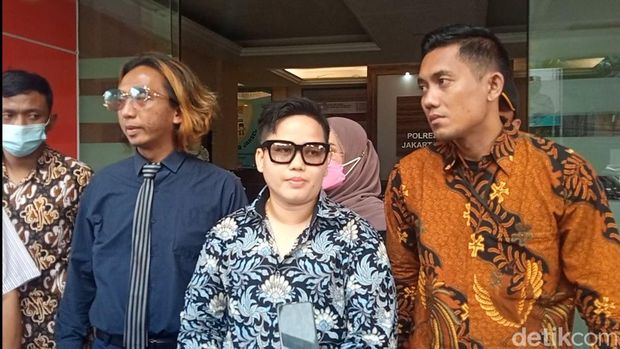 Ade Ratna Sari