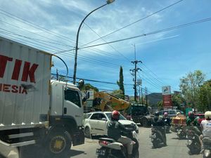 Ada Antrean Truk Isi BBM di SPBU, Jalan Perintis Kemerdekaan Makassar Macet