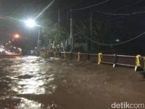Jalur Pantura Kota Pasuruan Lumpuh Akibat Banjir Luapan Sungai Petung