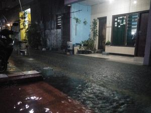 Hujan Lebat 1 Jam, Sejumlah Wilayah di Surabaya Terendam Banjir