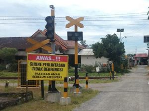 Warga Blitar Pasang Banner di Perlintasan Sebidang yang Rawan Kecelakaan