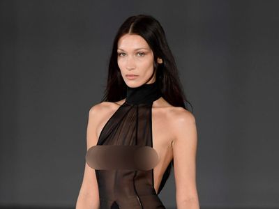 7 Gaya Seksi Bella Hadid Paris Fashion Week, Berbalut Gaun Menerawang