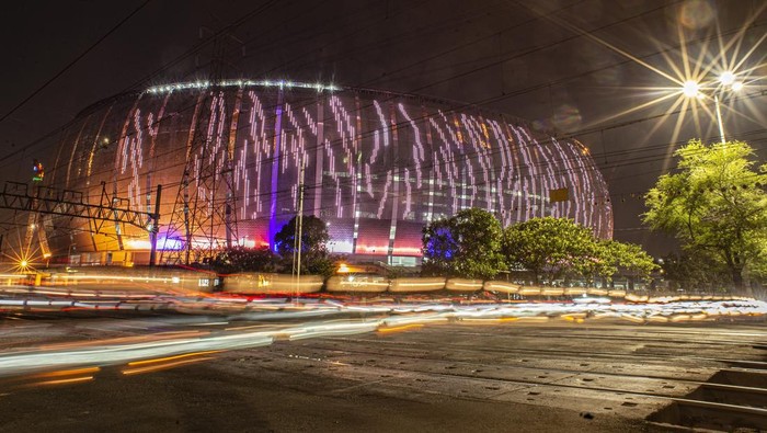 Suasana pembangunan Jakarta International Stadium (JIS) di Papanggo, Tanjung Priok, Jakarta Utara, Rabu (9/3/2022). Berdasarkan laporan mingguan ke-131 dari PT Jakarta Propertindo mencatat bahwa progres realisasi pembangunan stadion yang diproyeksikan berkapasitas 82.000 penonton itu telah mencapai 98,26 persen. ANTARA FOTO/Aprillio Akbar/foc.