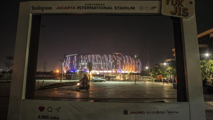 Cantiknya JIS Berselimut Lampu Warna-warni Suasana pembangunan Jakarta International Stadium (JIS) di Papanggo, Tanjung Priok, Jakarta Utara, Rabu (9/3/2022). Berdasarkan laporan mingguan ke-131 dari PT Jakarta Propertindo mencatat bahwa progres realisasi pembangunan stadion yang diproyeksikan berkapasitas 82.000 penonton itu telah mencapai 98,26 persen. ANTARA FOTO/Aprillio Akbar/foc.