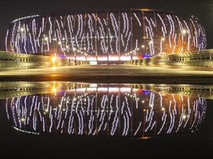 Megahnya JIS Berselimut Lampu Warna-Warni