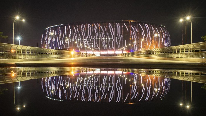 Cantiknya JIS Berselimut Lampu Warna-warni Suasana pembangunan Jakarta International Stadium (JIS) di Papanggo, Tanjung Priok, Jakarta Utara, Rabu (9/3/2022). Berdasarkan laporan mingguan ke-131 dari PT Jakarta Propertindo mencatat bahwa progres realisasi pembangunan stadion yang diproyeksikan berkapasitas 82.000 penonton itu telah mencapai 98,26 persen. ANTARA FOTO/Aprillio Akbar/foc.