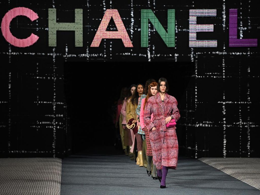 Koleksi Serba Tweed Chanel Tutup Paris Fashion Week Fall 2022