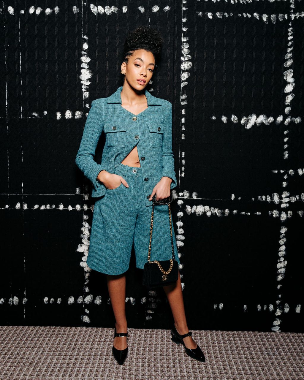 Coco Rebecca Edogamhe di fashion show Chanel f/w 2022