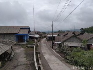 Begini Penampakan Dampak Hujan Abu di Lereng Merapi Magelang Begini Penampakan Dampak Hujan Abu di Lereng Merapi Magelang