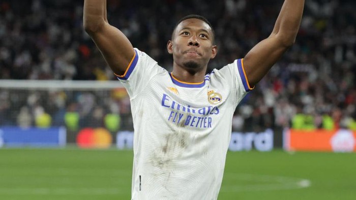 MADRID, SPAIN - MARCH 09: David Alaba of Real Madrid CF acknowledges the audience after the UEFA Champions League Round Of Sixteen Leg Two match between Real Madrid and Paris Saint-Germain at Estadio Santiago Bernabeu on March 09, 2022 in Madrid, Spain. (Photo by Gonzalo Arroyo Moreno/Getty Images)