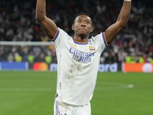 Ada Alaba Angkat Kursi di Belakang Benzema yang Lagi Selebrasi