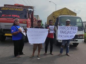 Sopir Truk Bagi-bagi Brosur di Arteri Porong Ajak Mogok Kerja