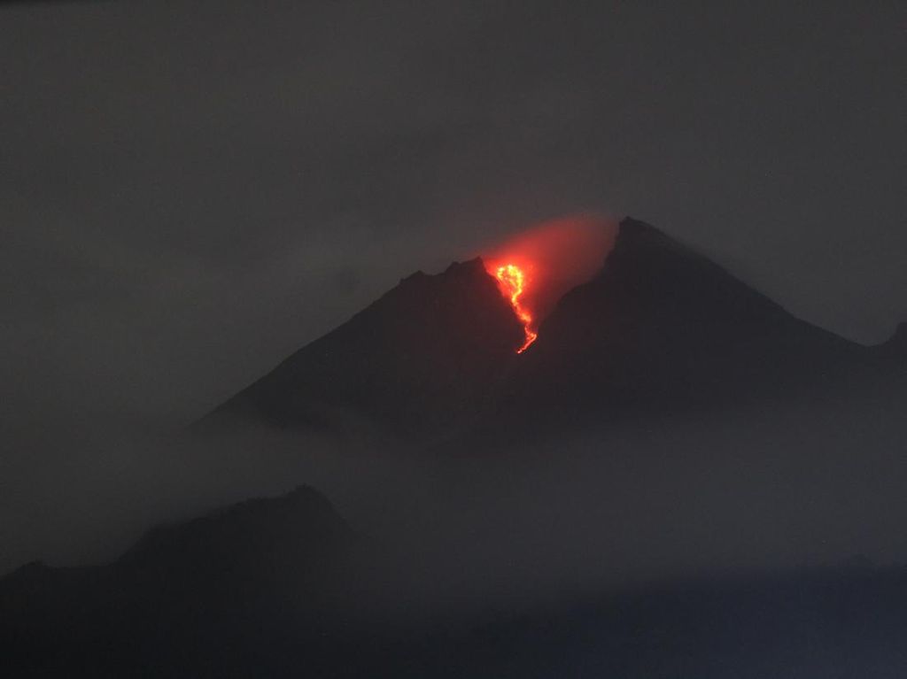 Gunung Merapi Muntahkan 16 Guguran Awan Panas Sejak Semalam
