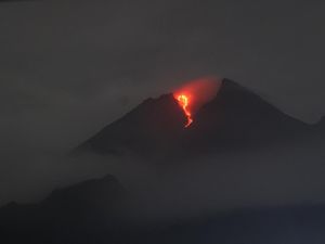 Gunung Merapi Muntahkan 16 Guguran Awan Panas Sejak Semalam Gunung Merapi Muntahkan 16 Guguran Awan Panas Sejak Semalam