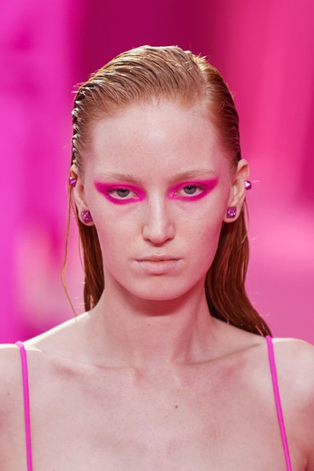 Makeup mata warna fuchsia dari Valentino/