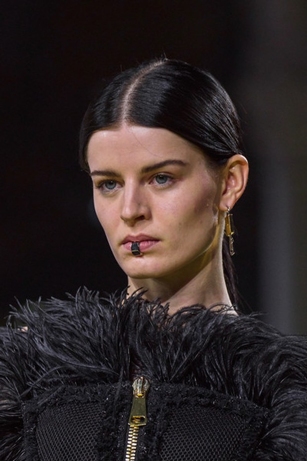 Lip ring piercing dari Balmain/