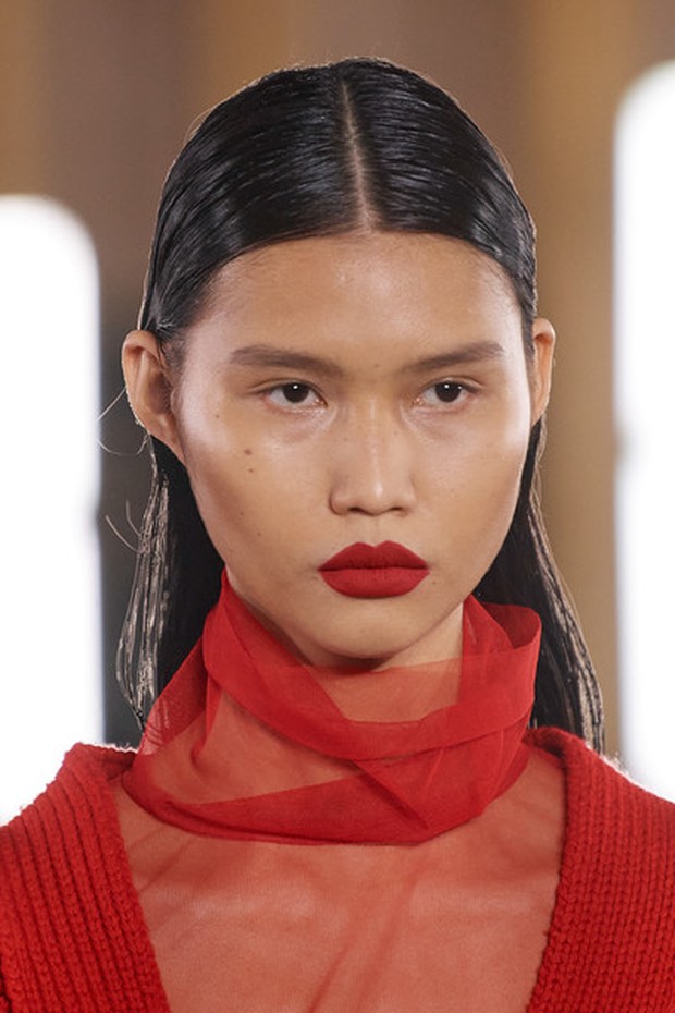 Lipstick merah pada sejumlah model Sacai/