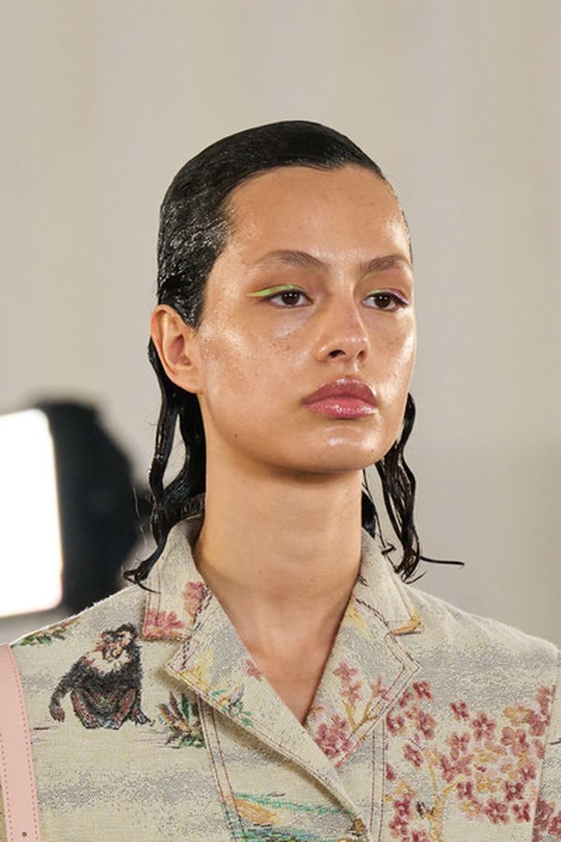 Wet hair look dari Giambattista Valli/