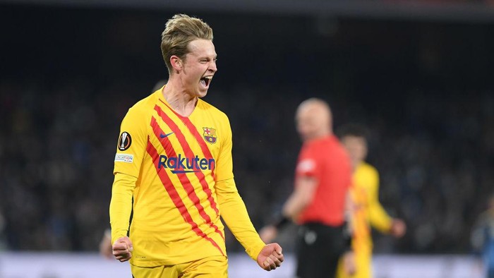 NAPLES, ITALY - FEBRUARY 24: Frankie de Jong of FC Barcelona celebrates after scoring the 0-2 goal during the UEFA Europa League Knockout Round Play-Offs Leg Two match between SSC Napoli and FC Barcelona at Stadio Diego Armando Maradona on February 24, 2022 in Naples, Italy. (Photo by Francesco Pecoraro/Getty Images)