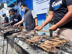 Bagikan Ikan Gratis dan Resmikan Sentra Kuliner Bondowoso
