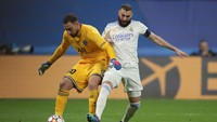 Sebelumnya di pertengahan Maret, Gianluigi Donnarumma jadi biang kerok kekalahan PSG atas Real Madrid 1-3 di leg kedua babak 16 besar Liga Champions. Gol pertama Madrid lewat Benzema, adalah kesalahan Donnarumma yang gagal dengan cepat menyapu bola sehingga direbut dan jatuh ke kaki Vinicius dan dikembalikan ke Benzema di depan gawang untuk bikin gol (Getty Images)