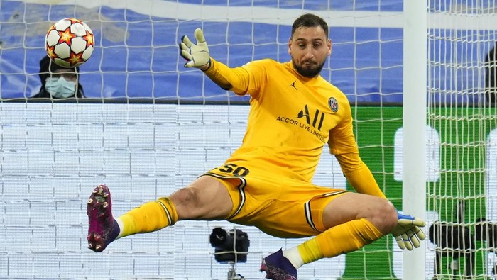 PSGs goalkeeper Gianluigi Donnarumma fails to stop Real Madrids Karim Benzemas shot on goal during the Champions League, round of 16, second leg soccer match between Real Madrid and Paris Saint-Germain at the Santiago Bernabeu stadium in Madrid, Spain, Wednesday, March 9, 2022. (AP Photo/Manu Fernandez)