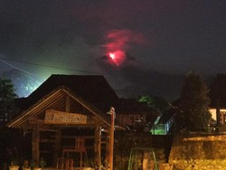 Momen Gunung Merapi Muntahkan Awan Panas, Jarak Luncur 5 Km