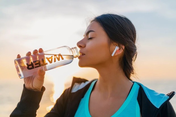 Ilustrasi minum/ Foto: Freepik.com