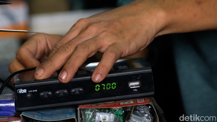 Jelang Migrasi TV Digital, Set Top Box Mulai Dijual di Toko Elektronik Pemerintah mewanti-wanti penduduk untuk bersiap migrasi ke TV digital. Set top box (STB) untuk migrasi ke TV digital pun sudah mulai marak dijual di toko elektronik.