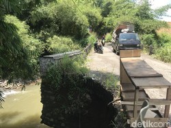 Duh! Jembatan Penghubung Antardesa di Sukabumi Ambles Sepenggal