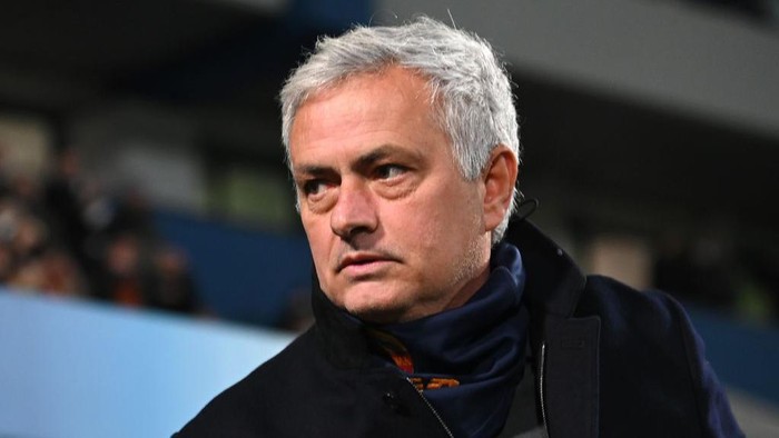 REGGIO NELLEMILIA, ITALY - FEBRUARY 13: Josè Mourinho head coach of AS Roma looks on during the Serie A match between US Sassuolo and AS Roma at Mapei Stadium - Citta del Tricolore on February 13, 2022 in Reggio nellEmilia, Italy. (Photo by Alessandro Sabattini/Getty Images)