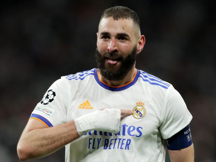 MADRID, SPAIN - MARCH 09: Karim Benzema of Real Madrid celebrates after scoring their team's second goal during the UEFA Champions League Round Of Sixteen Leg Two match between Real Madrid and Paris Saint-Germain at Estadio Santiago Bernabeu on March 09, 2022 in Madrid, Spain. (Photo by Gonzalo Arroyo Moreno/Getty Images)