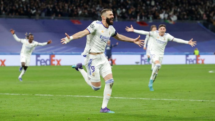 MADRID, SPAIN - MARCH 09: Karim Benzema of Real Madrid CF celebrates scoring their second goal as Paris Saint-Germain players react during the UEFA Champions League Round Of Sixteen Leg Two match between Real Madrid and Paris Saint-Germain at Estadio Santiago Bernabeu on March 09, 2022 in Madrid, Spain. (Photo by Gonzalo Arroyo Moreno/Getty Images)
