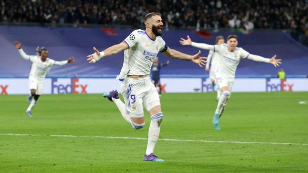 MADRID, SPAIN - MARCH 09: Karim Benzema of Real Madrid CF celebrates scoring their second goal as Paris Saint-Germain players react during the UEFA Champions League Round Of Sixteen Leg Two match between Real Madrid and Paris Saint-Germain at Estadio Santiago Bernabeu on March 09, 2022 in Madrid, Spain. (Photo by Gonzalo Arroyo Moreno/Getty Images)