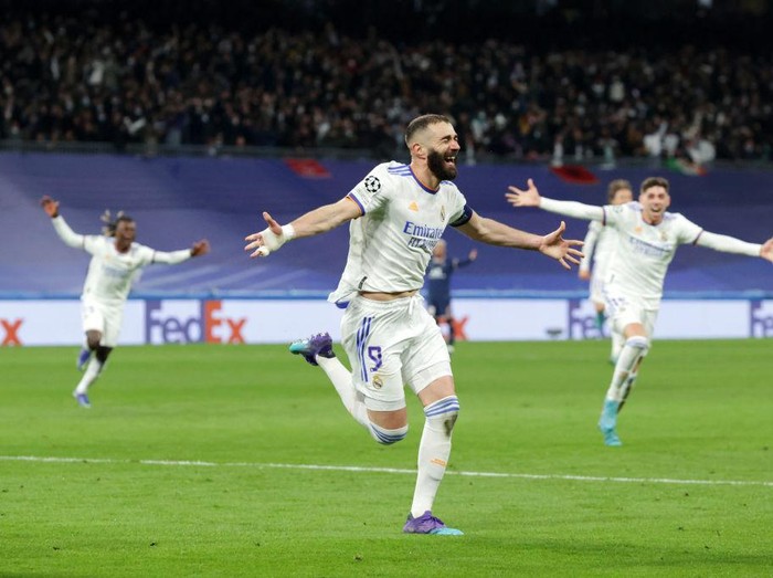 MADRID, SPAIN - MARCH 09: Karim Benzema of Real Madrid CF celebrates scoring their second goal as Paris Saint-Germain players react during the UEFA Champions League Round Of Sixteen Leg Two match between Real Madrid and Paris Saint-Germain at Estadio Santiago Bernabeu on March 09, 2022 in Madrid, Spain. (Photo by Gonzalo Arroyo Moreno/Getty Images)