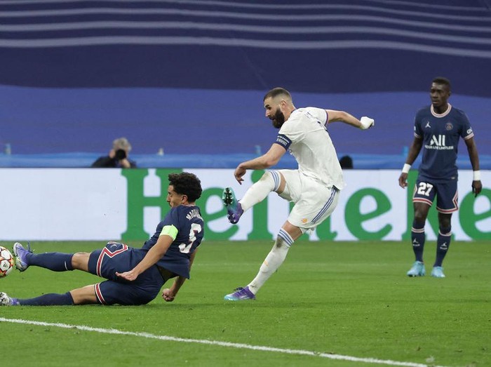 MADRID, SPAIN - MARCH 09: Karim Benzema of Real Madrid CF celebrates scoring their second goal as Paris Saint-Germain players react during the UEFA Champions League Round Of Sixteen Leg Two match between Real Madrid and Paris Saint-Germain at Estadio Santiago Bernabeu on March 09, 2022 in Madrid, Spain. (Photo by Gonzalo Arroyo Moreno/Getty Images)