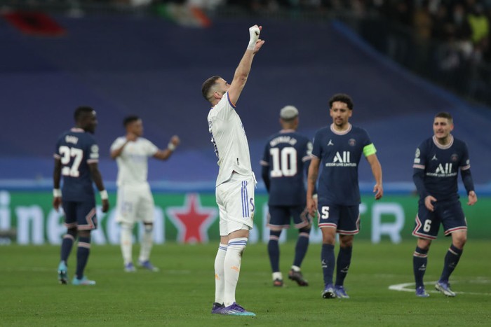 MADRID, SPAIN - MARCH 09: Karim Benzema of Real Madrid CF celebrates scoring their second goal as Paris Saint-Germain players react during the UEFA Champions League Round Of Sixteen Leg Two match between Real Madrid and Paris Saint-Germain at Estadio Santiago Bernabeu on March 09, 2022 in Madrid, Spain. (Photo by Gonzalo Arroyo Moreno/Getty Images)