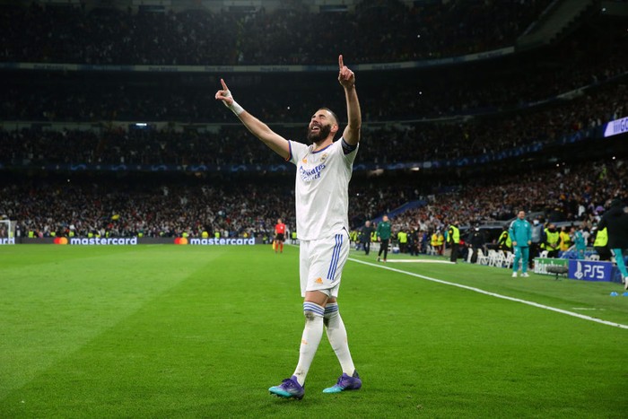 MADRID, SPAIN - MARCH 09: Karim Benzema of Real Madrid celebrates after scoring their teams third goal and his hat-trick during the UEFA Champions League Round Of Sixteen Leg Two match between Real Madrid and Paris Saint-Germain at Estadio Santiago Bernabeu on March 09, 2022 in Madrid, Spain. (Photo by Gonzalo Arroyo Moreno/Getty Images)