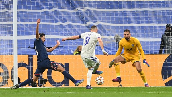 MADRID, SPAIN - MARCH 09: Karim Benzema of Real Madrid scores their teams first goal past Marquinhosn (L) and Gianluigi Donnarumma of Paris Saint-Germain during the UEFA Champions League Round Of Sixteen Leg Two match between Real Madrid and Paris Saint-Germain at Estadio Santiago Bernabeu on March 09, 2022 in Madrid, Spain. (Photo by David Ramos/Getty Images)