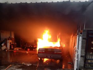 Korsleting Mobil Bakar Sebuah Rumah di Kertajaya Surabaya