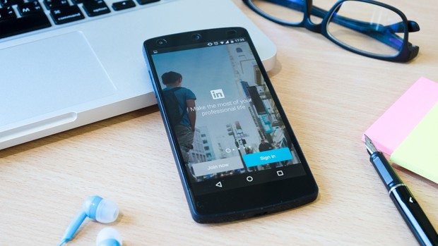 Memperluas koneksi salah satunya lewat LinkedIn.