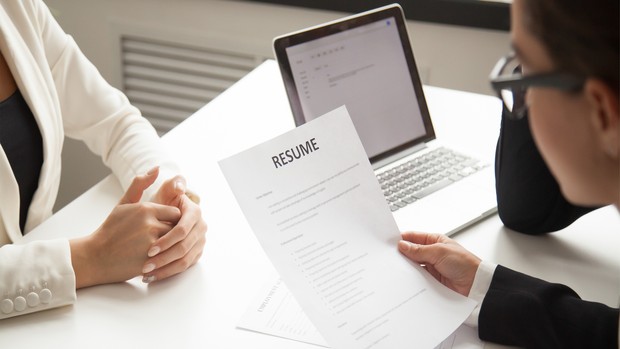 Menyesuaikan CV saat melamar pekerjaan.