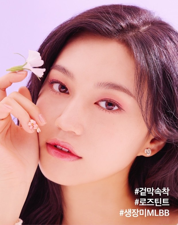 Doyeon tetap tampil cantik dan percaya diri walaupun memiliki batang hidung yang besar yang tidak sesuai dengan standar kecantikan Korea