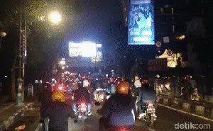 Konvoi Kemenangan Persib Dibubarkan Warga