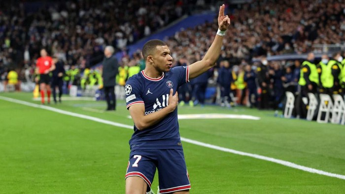 MADRID, SPAIN - MARCH 09: Kylian Mbappe of Paris Saint-Germain celebrates after scoring their teams first goal during the UEFA Champions League Round Of Sixteen Leg Two match between Real Madrid and Paris Saint-Germain at Estadio Santiago Bernabeu on March 09, 2022 in Madrid, Spain. (Photo by Gonzalo Arroyo Moreno/Getty Images)