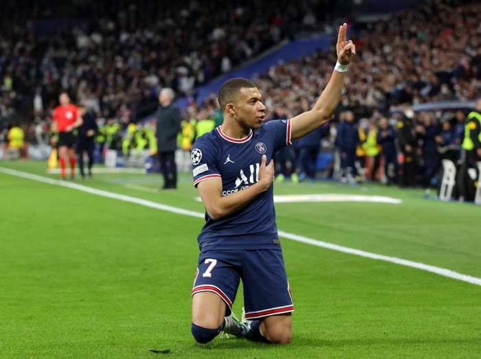 MADRID, SPAIN - MARCH 09: Kylian Mbappe of Paris Saint-Germain celebrates after scoring their team's first goal during the UEFA Champions League Round Of Sixteen Leg Two match between Real Madrid and Paris Saint-Germain at Estadio Santiago Bernabeu on March 09, 2022 in Madrid, Spain. (Photo by Gonzalo Arroyo Moreno/Getty Images)