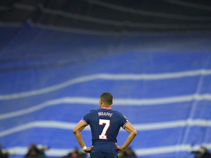 PSG's Kylian Mbappe reacts after Real Madrid scored their side's third goal during the Champions League, round of 16, second leg soccer match between Real Madrid and Paris Saint-Germain at the Santiago Bernabeu stadium in Madrid, Spain, Wednesday, March 9, 2022. (AP Photo/Manu Fernandez)